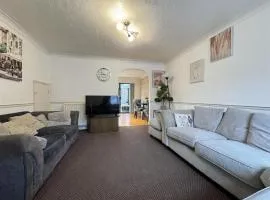 Clove, 3-4 Bed House with Garden, Free Parking, Sleeps 9 in Grays & Chafford Hundred