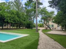 Authentique Mas provençal avec son grand parc