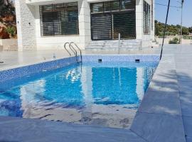 The Pine Tree Chalet, chalet de montaña en Jerash