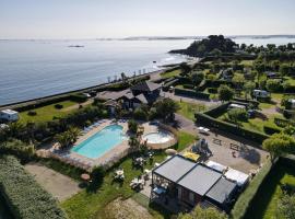 Camping Baie de Saint Pol – hotel w mieście Saint-Pol-de-Léon