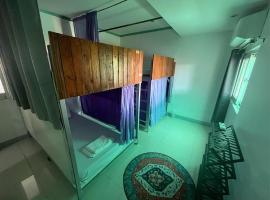 Layover Guesthouse at 28 Fokker- Near Airport, hotel di Manila