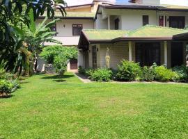 Spacious and Serene Family Home in Colombo, casa de campo em Colombo