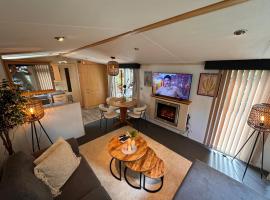 VELUWE CHALET HOENDERLOO Private Jacuzzi, Park Swimming Pool and Children's Entertainment, hotel v destinaci Hoenderloo