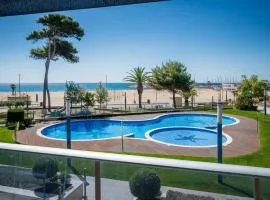 AT021 Apartment with pool in front of the beach