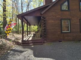 Camp Valentine- charming 3 bedroom cabin with hot tub and fireplace in private setting、Swantonのホテル