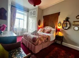 Central Apartment with parking, original art and antiques