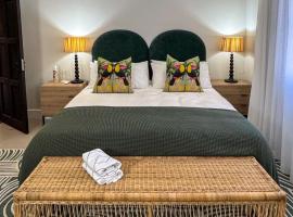 Stunning Home in Hermanus Town Centre，位于赫曼努斯的酒店