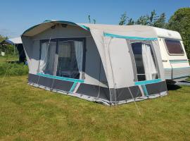 Gezellige caravan met weids uitzicht nabij Sneekermeer, hotel v destinaci Terzool