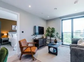 Modern City Apartment with Workspace Walk to Station & Centre