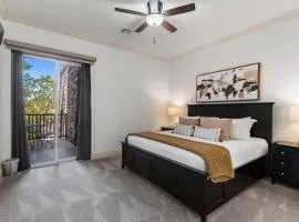 Top-Floor Desert Oasis - Balcony Fireplace Jacuzzi