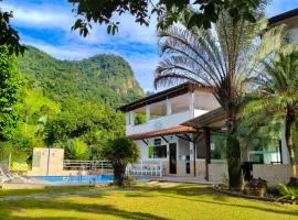 Pousada Cantinho do Sossego Paraty tem Piscina com Vista pra Montanha, Salão de Jogos, Café da Manhã, Estacionamento, Gerador de Energia, Próximo as principais Praias, Ilhas e Cachoeiras