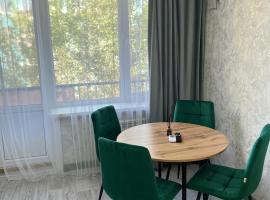 Двухкомнатная квартира в центре города Сейфуллина 33, hotel i Balchasj