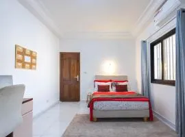 Logement paisible au cœur de Dakar, chambre avec bureau et salle de bain dans un appartement partagé