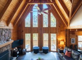 Creekwood Chalet - Hocking Hills with Hot Tub and Near Hiking, hotel v destinaci South Bloomingville
