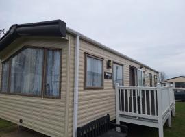 Lunas Seaside Haven, hotel com piscina em Corton