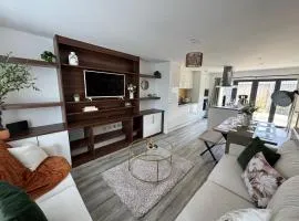 Luxury Retreat for 10 with Hot Tub and Spacious Garden