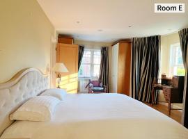 Peaceful Villa with Garden & Creek - New Cozy rooms, hotel v destinaci Dublin