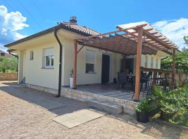 Holiday home Laura, biệt thự ở Malinska