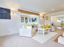 Luxury 4-Bed Family Home in Epping with Parking by LMV Property