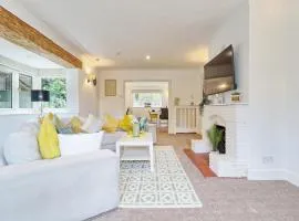 Elegant 4-Bedroom Family Retreat with Garden, BBQ & Parking in Epping