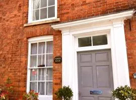 Beautiful stylish 2 bed apartment with free parking