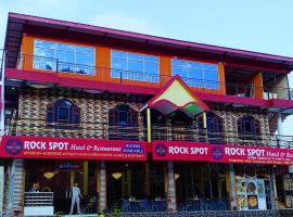Rock Spot Hotel & Restaurant, hotel v destinaci Ghamārwin