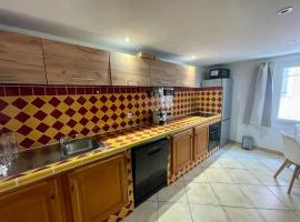 Vous viendrez vivre ici , 3 pièces châtaignier garage à moto, pet-friendly hotel in Riez