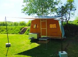 Caravane vintage, hotel v destinaci Camoël