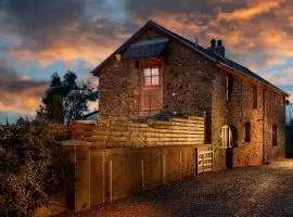 Trysor Holiday Cottage, Cardigan Bay with sea views