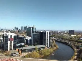 Penthouse-Like Apartment with City & Waterfront Views in Old Trafford with 500Mbps Internet and Netflix