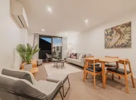Convenient City Pad - 2BR Laundry Sleeps 5