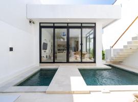 Villa Casa Agapi - Stylish 2BR Villa with Rooftop in Tumbak Bayuh, hotel a Tumbak Bayuh