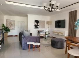 Jakalumas Apartment, hotel com estacionamento em Foxdale Estates