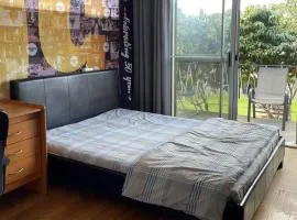c 交通便利民宿旅店Queen room near business district