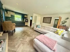 Studio with kitchen nestled lovely wooded cul du sac