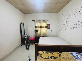 Roobis Guest House, hotel v destinaci Nochchiyagama