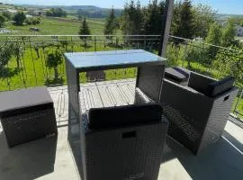 Helle Ferienwohnung mit großem Balkon in Nattenheim in der Südeifel bei Bitburg