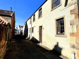 Rose Wynd Cottage-Close to beach，位于克雷尔的别墅