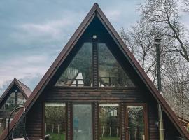 Căbănuțele de l&acirc;ngă r&acirc;u, casa de muntanya a Păucineşti