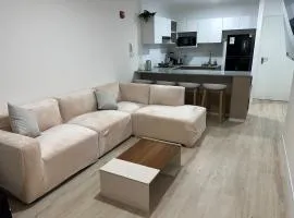 Departamento cálido y moderno