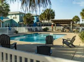 SaltyWaves CozyCottage CloseToBeach SharedPool Pets GamesGrill