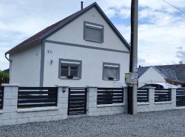 Grey Line Guesthouse, hotel em Badacsonytördemic