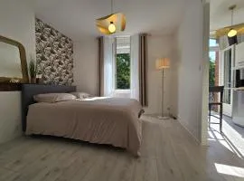 Charmant appartement chambre, cuisine et salle de bain avec balcon sur Jardin Massey