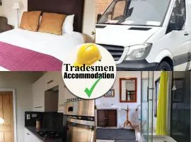 Contactors House 4-br 6-beds & Parking For 3 Vans