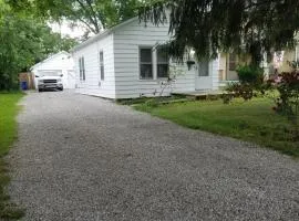 Roomy 1 Bdrm House-Hi-Speed Internet-Great for Cple-Sml Family-Easy to Get About