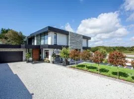 Cooden Beach: 4BD Retreat with Pool & Cinema