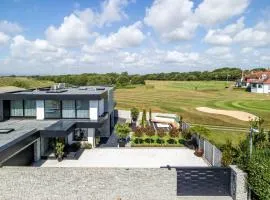 Cooden Beach: 4BD Retreat with Cinema