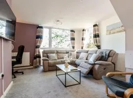 Comfortable 3-Storey House with Free Car Parking