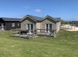 Alana Bay, The Bay, 2 bedrooms with ensuites, parking, enclosed deck, meadows location, 2 dogs welcome