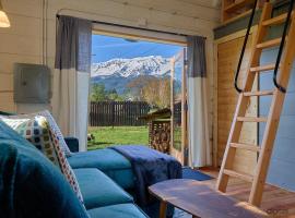 New Everything! Gorgeous Log Cabin in Downtown Joseph, chal&eacute; alpino em Joseph